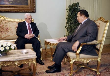 Egyptian President Hosni Mubarak (R) meets with President of the Palestinian National Authority Mahmoud Abbas in Cairo, on May 6, 2009. 