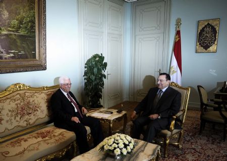 Egyptian President Hosni Mubarak (R) meets with his Palestinian counterpart Mahmud Abbas in Cairo, on May 6, 2009.