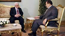 Egyptian President Hosni Mubarak (R) meets with President of the Palestinian National Authority Mahmoud Abbas in Cairo, on May 6, 2009.