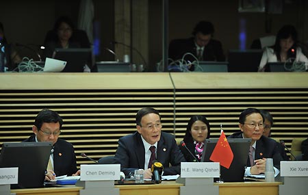 Chinese Vice Premier Wang Qishan (C), Chinese Minister of Commerce Chen Deming (L) and Minister of Finance Xie Xuren attend the Second China-European Union High Level Economic and Trade Dialog at the EU headquarters in Brussels, capital of Belgium, on May 7, 2009.