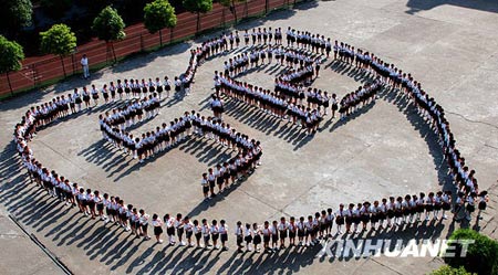 Pupils in Leping No.1 Elementary School in Jiangxi Province stand in circle to form a Charriol with 5.12 in it in order to commemorate the Sichuan earthquake on May 12 last year. 