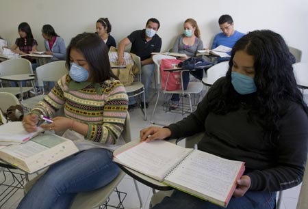 Students wearing masks attend a class at the National Autonomous University of Mexico (NAUM) in the Mexico City on May 7, 2009.