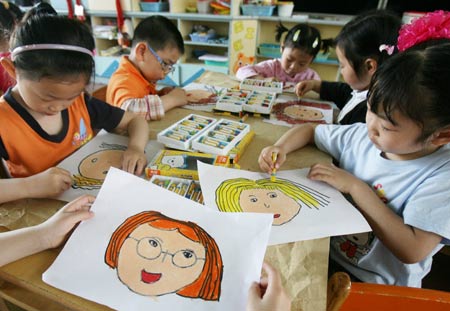 Kids draw pictures of their mothers, at Yixiu kindergarten in Suzhou, east China's Jiangsu Province, May 8, 2009, to celebrate the Mother's Day, which falls on May 9 this year. (Xinhua/Hang Xingwei) 