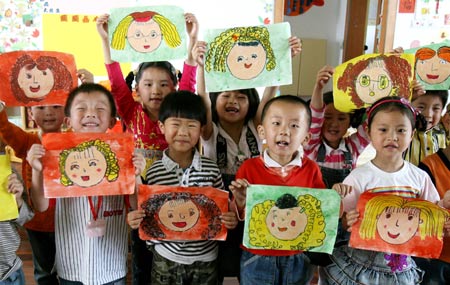 Kids show their drawings of their mothers, at Yixiu kindergarten in Suzhou, east China's Jiangsu Province, May 8, 2009, to celebrate the Mother's Day, which falls on May 9 this year. (Xinhua/Hang Xingwei) 