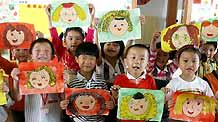 Kids show their drawings of their mothers, at Yixiu kindergarten in Suzhou, east China's Jiangsu Province, on May 8, 2009, to celebrate the Mother's Day, which falls on May 10 this year.