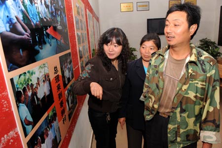 Shi Guangwu (R) introduces the situation when Chinese Premier Wen Jiabao inspected repair work during a visit to Sichuan Province, at Zaoshu village of Qingchuan County, southwest China's Sichuan Province, on May 9, 2009. 