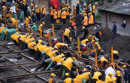 A large number of constructors converge on the renewal of railroad switch for expedition at the Hengxianhe Station, during an intensive renovation of the Baoji-Chengdu Railway, at Lueyang, northwest China's Shaanxi Province, on May 9, 2009.