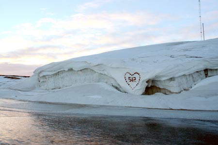 A total of 56 red heart-shaped decorations are seen to commemorate the first anniversary of the devastating Wenchuan earthquake near the Zhongshan Station on the Antarctica, on May 12, 2009.