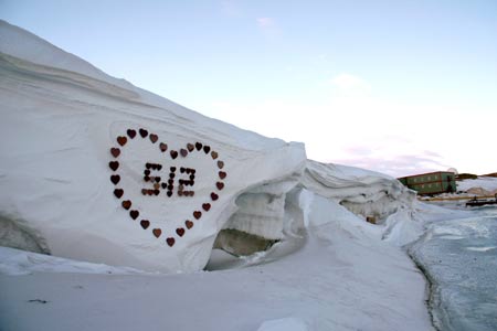 A total of 56 red heart-shaped decorations are seen to commemorate the first anniversary of the devastating Wenchuan earthquake near the Zhongshan Station on the Antarctica, on May 12, 2009.