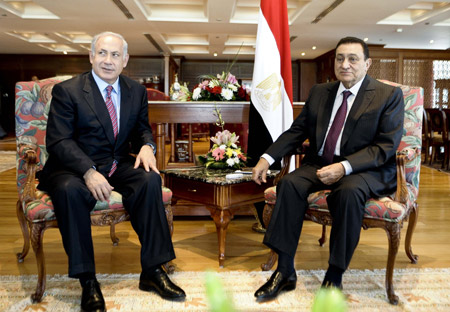 Egyptian President Hosni Mubarak (R) meets with visiting Israeli Prime Minister Benjamin Netanyahu in Sharm el-Sheikh, Egypt's Red Sea resort city, on May 11, 2009. Netanyahu arrived here Monday noon for his first foreign visit since taking office in late March. 