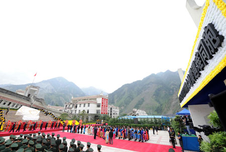 A commemorative service is held to mark the first anniversary of May 12 Earthquake in Yingxiu Township of Wenchuan County, southwest China's Sichuan Province, on May 12, 2009. 