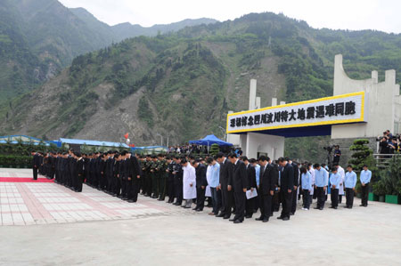 A commemorative service is held to mark the first anniversary of May 12 Earthquake in Yingxiu Township of Wenchuan County, southwest China's Sichuan Province, on May 12, 2009.