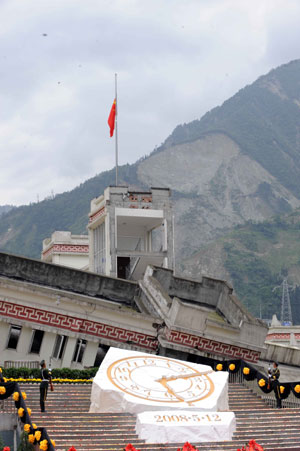 A national flag-raising ceremony is held during the commemorative service to mark the first anniversary of May 12 Earthquake in Yingxiu Township of Wenchuan County, southwest China's Sichuan Province, on May 12, 2009.