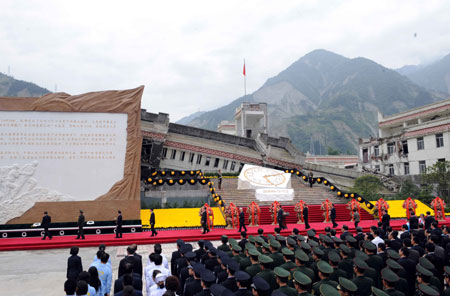 A commemorative service is held to mark the first anniversary of May 12 Earthquake in Yingxiu Township of Wenchuan County, southwest China's Sichuan Province, on May 12, 2009.