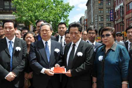 Huang Kejiang (2nd, R, Front), executive chairman of the Chinese federation of East America, delivers donation money to Chinese Consul General in New York Peng Keyu (2nd, L, Front) in the Chinatown of New York City, the United States, on May 12, 2009. A mourning ceremony sponsored by the Chinese federation of East America on Tuesday to mark the first anniversary of the May 12, 2008 earthquake.