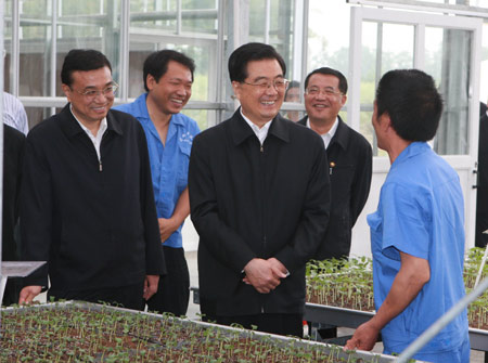 Chinese President Hu Jintao visits the Hi-tech-Agri. demonstration garden in Dujiangyan, southwest China's Sichuan Province. Chinese President Hu Jintao and vice Premier Li Keqiang visited the reconstruction projects in the quake-hit places in southwest China's Sichuan Province on May 11 and May 12, 2009.