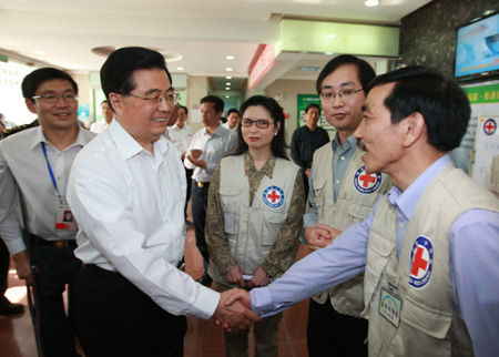 Chinese President Hu Jintao meets medical personnel from Hong Kong SAR in a rehabilitation center in Deyang, southwest China's Sichuan Province. Hu Jintao visited the reconstruction projects in the quake-hit places in southwest China's Sichuan Province on May 11 and May 12, 2009.