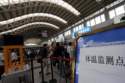 Passengers from overseas are required to undergo the temperature test in Shuangliu Airport in Chengdu, southwest China's Sichuan Province. The flow of outbound tourists has almost come to a halt because people are afraid of contracting the A/H1N1 flu virus during travel. 