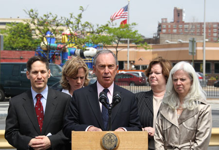 New York City Mayor Bloomberg (C) talks to the media outside the Pop Diner restaurant in Queens borough of New York, the US, on May 15, 2009. 