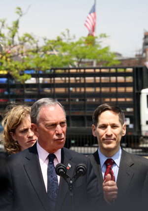 New York City Mayor Bloomberg (C) talks to the media outside the Pop Diner restaurant in Queens borough of New York, the US, on May 15, 2009. 