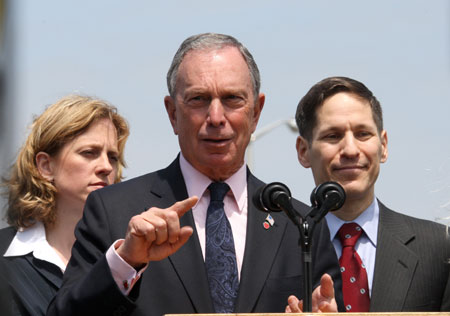 New York City Mayor Bloomberg (C) talks to the media outside the Pop Diner restaurant in Queens borough of New York, the US, on May 15, 2009.