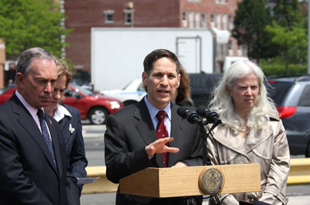 New York City Health Commissioner Thomas Frieden (C) talks to the media while New York City Mayor Bloomberg (L) stands on outside the Pop Diner restaurant in Queens borough of New York, the US, on May 15, 2009.