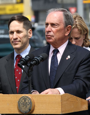 New York City Mayor Bloomberg (C) meets with the media outside the Pop Diner restaurant in Queens borough of New York, the US, on May 15, 2009.