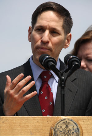 New York City Health Commissioner Thomas Frieden talks to the media while New York City Mayor Bloomberg (not pictured) stands on outside the Pop Diner restaurant in Queens borough of New York, the US, on May 15, 2009.