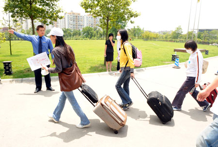 People leave a hotel in Chengdu, capital of southwest China's Sichuan Province, on May 16, 2009.