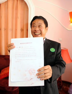 A man surnamed Huang shows a notification of quarantine lifting at a hotel in Chengdu, capital of southwest China's Sichuan Province, on May 16, 