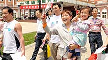 People leave a hotel in Chengdu, capital of southwest China's Sichuan Province, on May 16, 2009. More than 120 people quarantined at the hotel for having close contacts with A/H1N1 flu patient surnamed Bao were allowed to leave the hotel on Saturday after they were lifted out of medical observation.