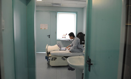 An isolated patient whose surname is Qin surfs Internet at the isolation ward at the Beijing Ditan Hospital in Beijing, capital of China, on May 20, 2009.