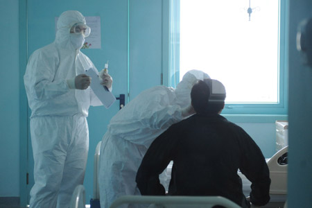 Doctors check for a patient at an isolation ward at the Beijing Ditan Hospital in Beijing, capital of China, on May 20, 2009. 