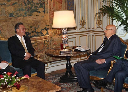 Wu Bangguo (L), chairman of the Standing Committee of the National People's Congress of China, talks with Italian President Giorgio Napolitano in Rome, on May 21, 2009. 