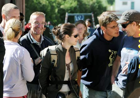 Members of a foreign tourist group on whom a quarantine was lifted visit Tashilhunpo Monastery in Xigaze, southwest China's Tibet Autonomous Region, on May 21, 2009.