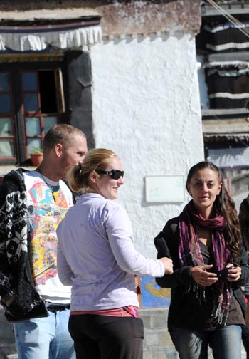 Members of a foreign tourist group on whom a quarantine was lifted visit Tashilhunpo Monastery in Xigaze, southwest China's Tibet Autonomous Region, on May 21, 2009.