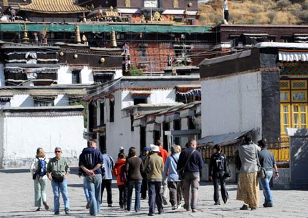 Members of a foreign tourist group on whom a quarantine was lifted visit Tashilhunpo Monastery in Xigaze, southwest China's Tibet Autonomous Region, on May 21, 2009. 