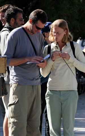 Members of a foreign tourist group on whom a quarantine was lifted visit Tashilhunpo Monastery in Xigaze, southwest China's Tibet Autonomous Region, on May 21, 2009.