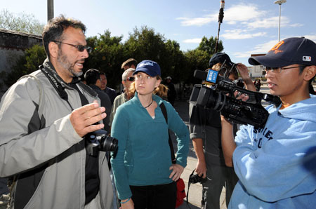 Members of a foreign tourist group on whom a quarantine was lifted visit Tashilhunpo Monastery in Xigaze, southwest China's Tibet Autonomous Region, on May 21, 2009. 