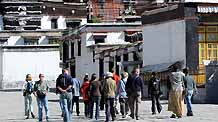 Members of a foreign tourist group on whom a quarantine was lifted visit Tashilhunpo Monastery in Xigaze, southwest China's Tibet Autonomous Region, on May 21, 2009.