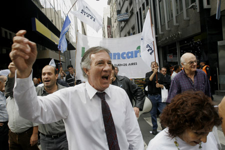 Employees of all the banks in Argentina go on strike in Buenos Aires, Argentina, on May 21, 2009. After the breakdown of the talks which were aimed at wage increases, the staff members of all the banks in Argentina held a nation-wide strike to protest against the management of the banks.