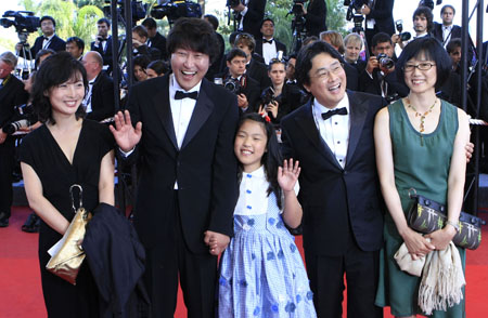 South Korean director Chan-Wook Park (2nd R) and cast members of his movie 'Thirst' arrive on the red carpet of the closing ceremony of the 62nd Cannes Film Festival in Cannes, southern France, on May 24, 2009. Chan-Wook Park won the Jury Prize for the movie 'Thirst.'