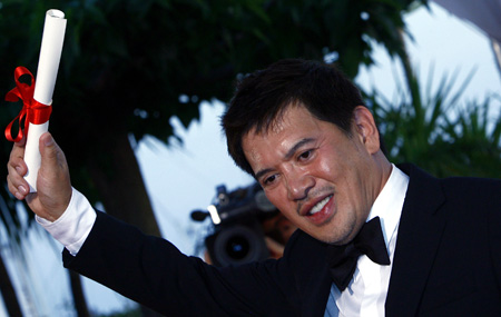 Filipino Brillante Mendoza poses after winning the best director award for his movie 'Kinatay' in the closing ceremony of the 62nd Cannes Film Festival in Cannes, southern France, on May 24, 2009.