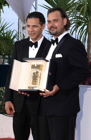 Australian director Warwick Thornton (R) poses next to French actor Roschdy Zem after winning the Camera d'Or prize for the best first feature with his movie 'Samson and Delilah' in the closing ceremony of the 62nd Cannes Film Festival in Cannes, southern France, on May 24, 2009. 