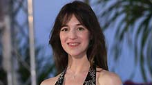 French actress Charlotte Gainsbourg poses after winning the Best Actress award for her part in 'Antichrist' by Danish director Lars Von Trier in the closing ceremony of the 62nd Cannes Film Festival in Cannes, southern France, on May 24, 2009.