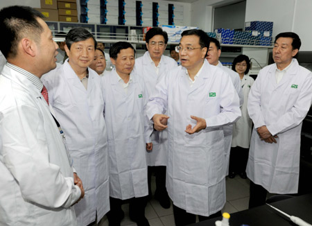 Chinese Vice Premier Li Keqiang talks with medical workers of Chinese Academy of Medical Sciences in Beijing, capital of China, on May 29, 2009.