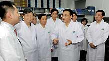 Chinese Vice Premier Li Keqiang talks with medical workers of Chinese Academy of Medical Sciences in Beijing, capital of China, on May 29, 2009.