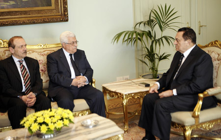 Egyptian President Hosni Mubarak (R) meets with Palestinian President Mahmoud Abbas (2nd L) and Yasser Abed Rabbo (1st L), Secretary General of the Palestinian Liberation Organization, in Cairo, capital of Egypt, on May 30, 2009.