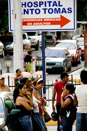 People have a chat outside the Santo Tomas Hospital in Panama City on May 30, 2009. The Panamanian Health Ministry on Sunday confirmed 12 new cases of the A/H1N1 flu, bringing the total number of infections in the country to 148.