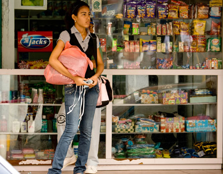 A woman buys a mask at a drugstore outside the Santo Tomas Hospital in Panama City on May 30, 2009. The Panamanian Health Ministry on Sunday confirmed 12 new cases of the A/H1N1 flu, bringing the total number of infections in the country to 148.